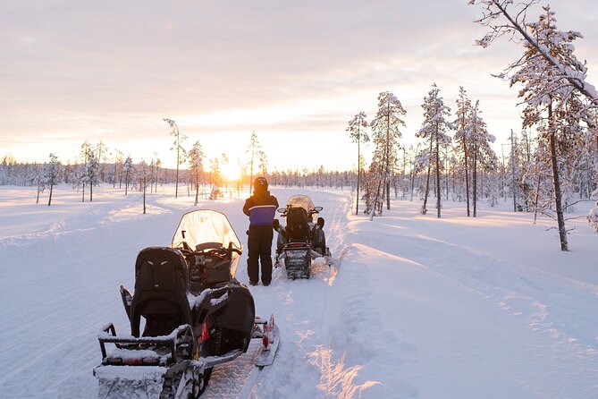 Evening Snowmobile Safari in Rovaniemi - Learning to handle the snowmobile