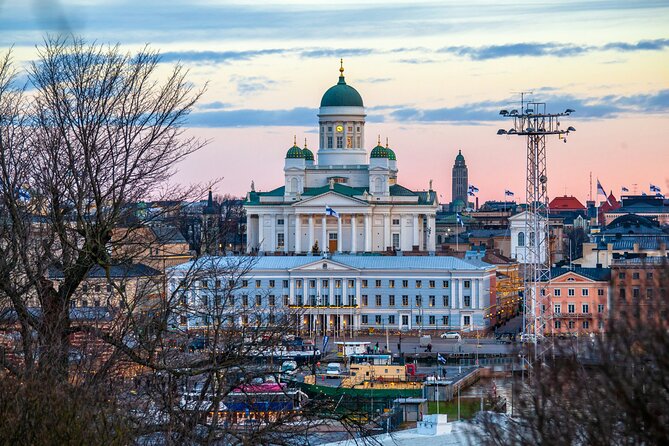 Explore Helsinki in Portuguese with a PRIVATE guide - Inside Helsinki Central Railway Station