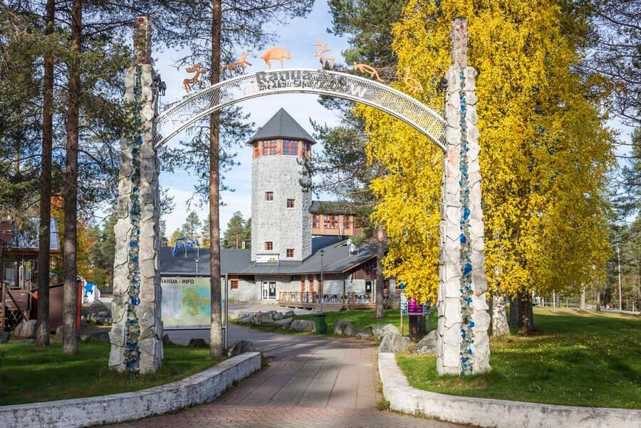 From Rovaniemi: Visit Wildlife Park in Ranua - Entering Ranua Wildlife Park in the snowy forest