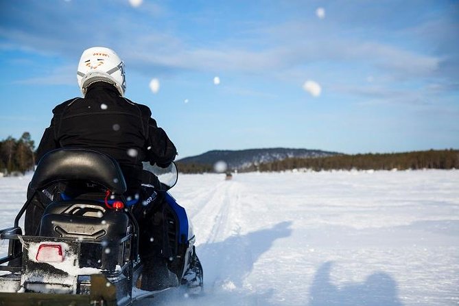 From Saariselkä: Ice Fishing Tour to Lake Inari, reindeers &lunch - Four hours around Lake Inari