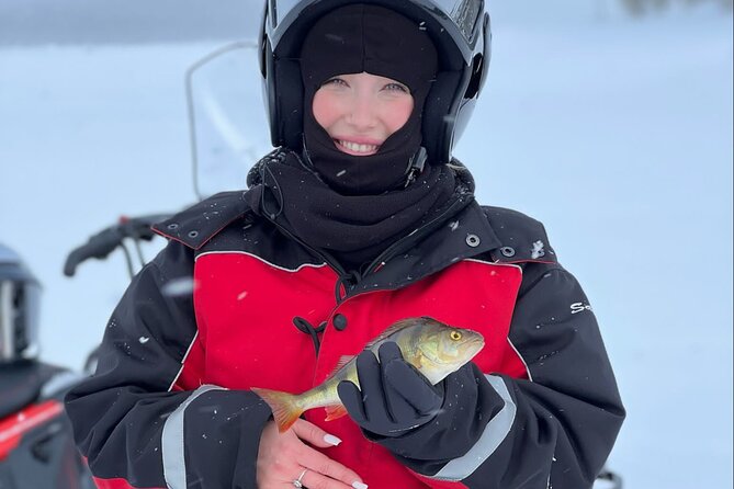 From Saariselkä: Ice Fishing Tour to Lake Inari, reindeers &lunch - Group size, guides, and comfort