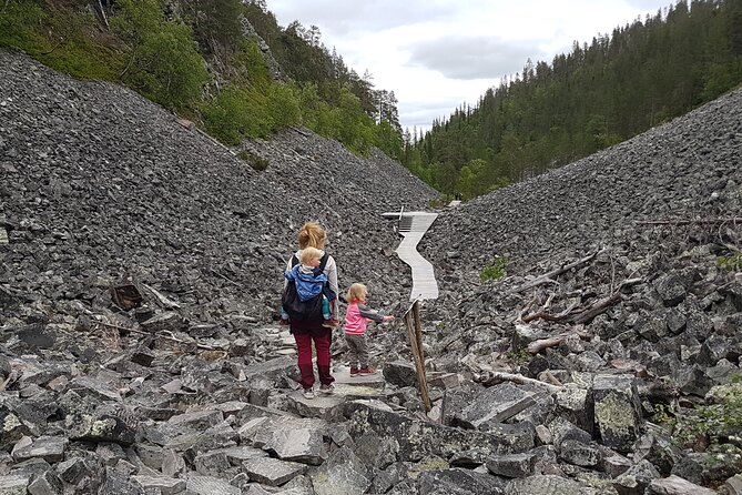 Guided easy hike in Finland deepest gorge in Pyhä-Luosto National Park - Stories about geology, nature, and Sámi culture