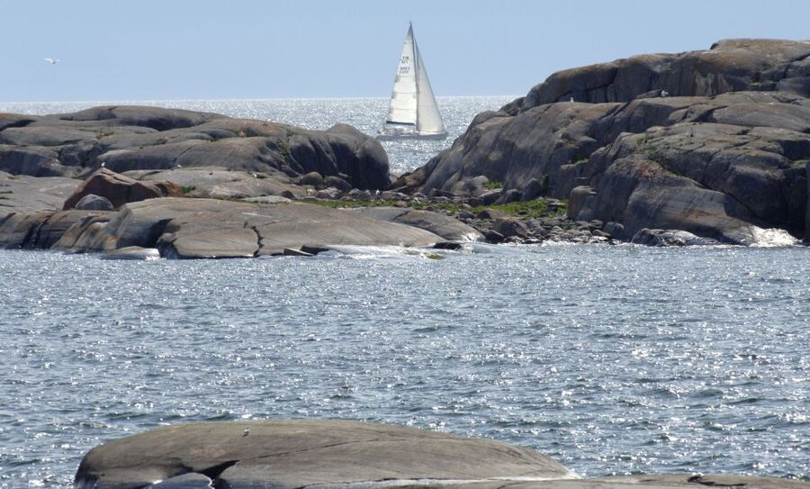 Helsinki: Archipelago RIB Boat Tour with BBQ Lunch and Sauna - Meeting the red RIB at Café Marina Bay