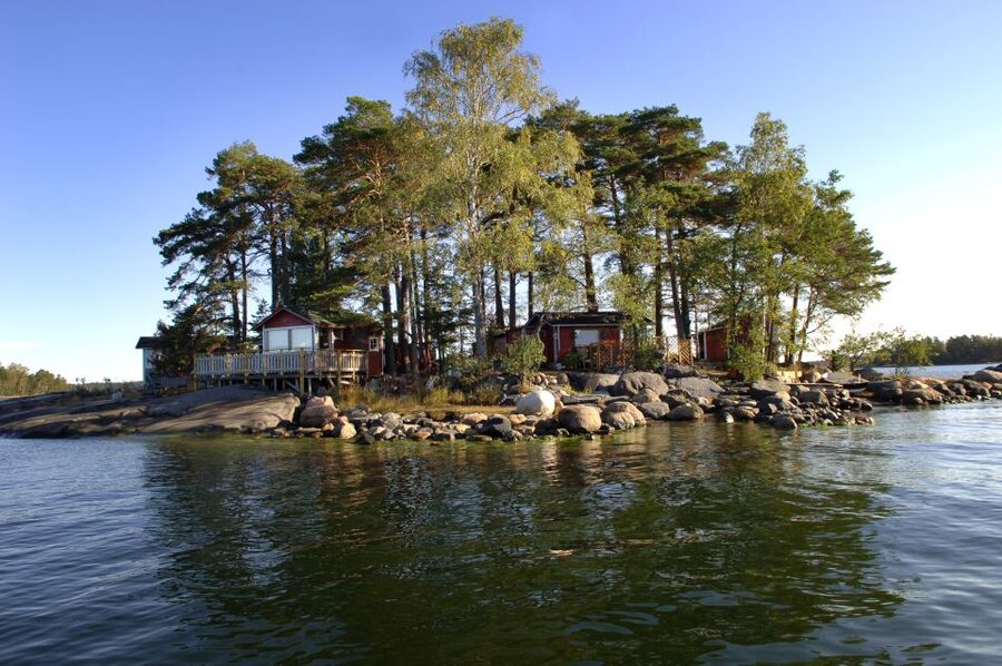 Helsinki: Archipelago RIB Boat Tour with BBQ Lunch and Sauna - Going ashore on the recreational island