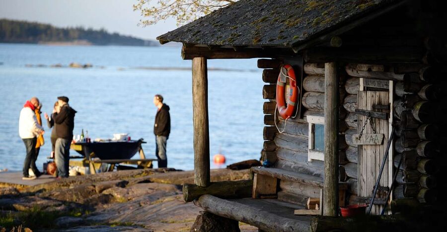 Helsinki: Archipelago RIB Boat Tour with BBQ Lunch and Sauna - Lunch by the water, with salmon soup in the mix