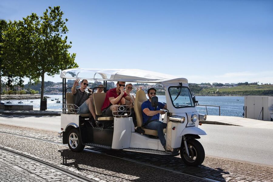 Helsinki City: 2.5-Hour City Tour with Electric TukTuk - Starting with Helsinki’s coastline and Kaivopuisto Park