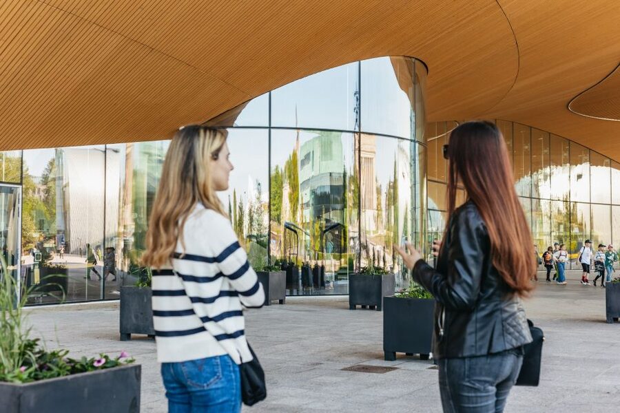 Helsinki: Private Tour with a Local Guide - Food halls, salmon soup, and shopping advice