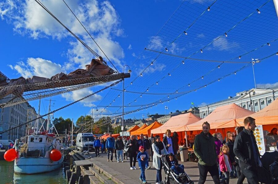 Helsinki Shore Excursion: City Sightseeing and Suomenlinna - Guide quality can shape the whole day