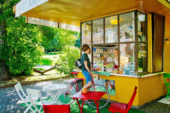 Helsinki tram tour with a city planner - Iso Roobertinkatu puts you in the Design District