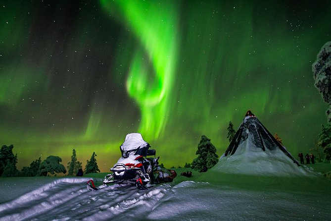 Hunting Northern Lights by Snowmobiles - Learning to drive through the dark wilderness