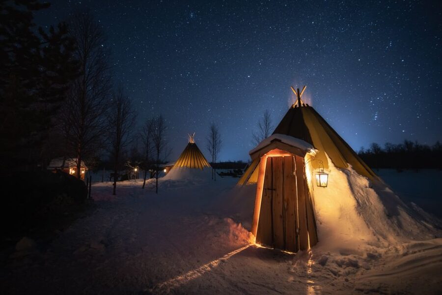 Ivalo: Lake Inari Northern Lights Tour w/ Reindeer & Dinner - Waiting beside Lake Inari for the Northern Lights