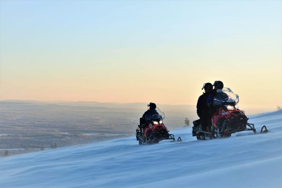 King of Ylläs: Snowmobiling to the Hill - Learning the snowmobile controls