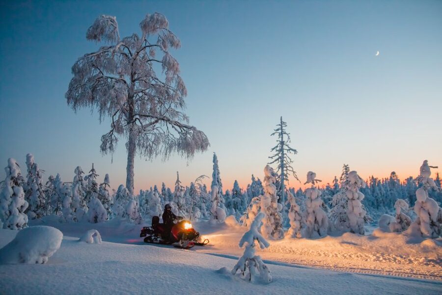 Levi: Evening Snowmobile Safari - The campfire stop in a lavvu
