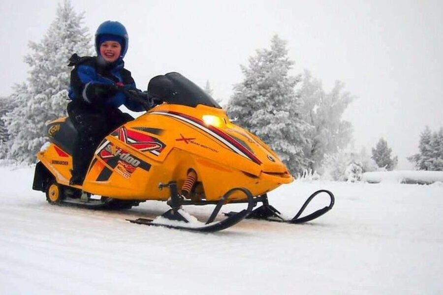 Levi: Lapland Family Snowmobile Safari - Safety briefing before the throttle