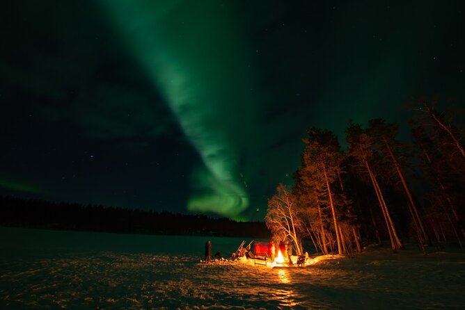 Northern Lights Hunting in Lappish old cottage - Seasonal pickup times and the three-hour schedule
