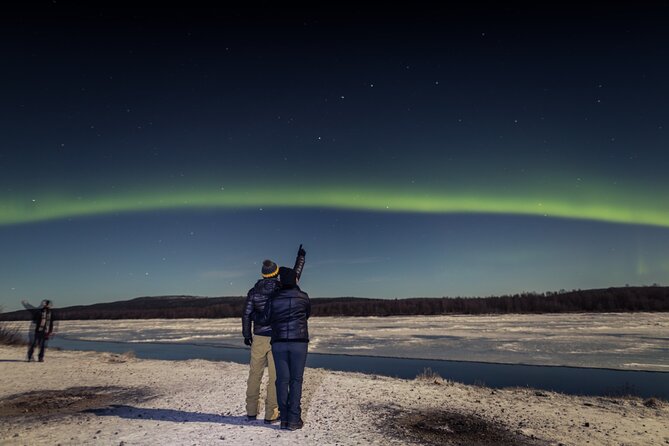 Northern lights hunting photo tour with bbq; small groups - Waiting beside the fire with sausage and warm drinks