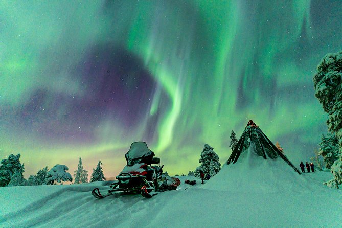 Northern Lights Snowmobile Driving Safari - Learning to handle the snowmobile