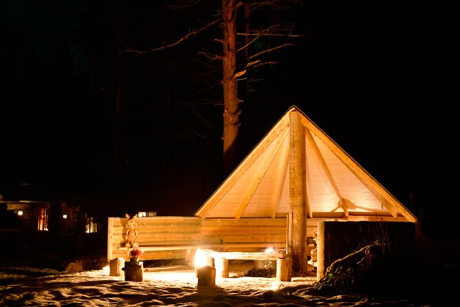 Northern Lights Tour in Atmospheric Cottage - Watching the sky beside the lake