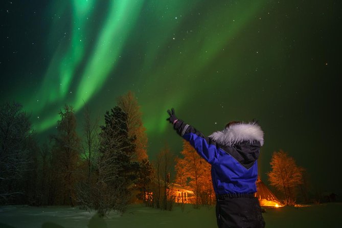Northern lights tour to Lake Inari from Ivalo, Reindeers & Dinner - Waiting beside Lake Inari for the Northern Lights