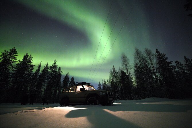 Private Group: Northern Lights Hunt 4x4 SUV with Aurora guarantee - Your 8 pm pickup in Levi or Kittilä