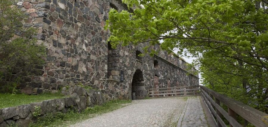 Private tour to Suomenlinna and Helsinki - Guide languages, group size, and pace