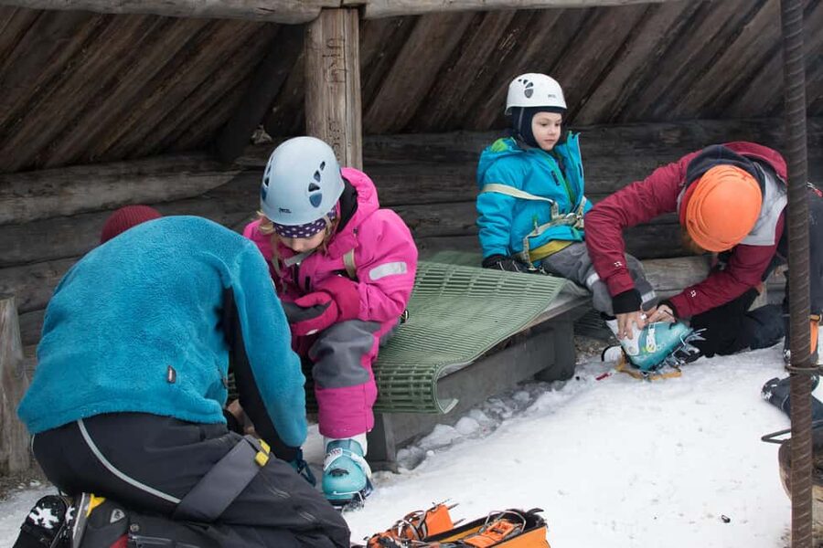 Pyhätunturi: Kid's Ice Climbing Adventure in Finnish Lapland - Guide Quality Makes the Difference