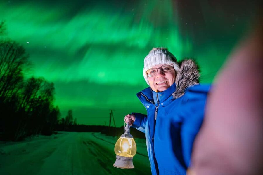 Rovaniemi: Aurora Hunt with Money-Back Guarantee and Photo - The professional photo session