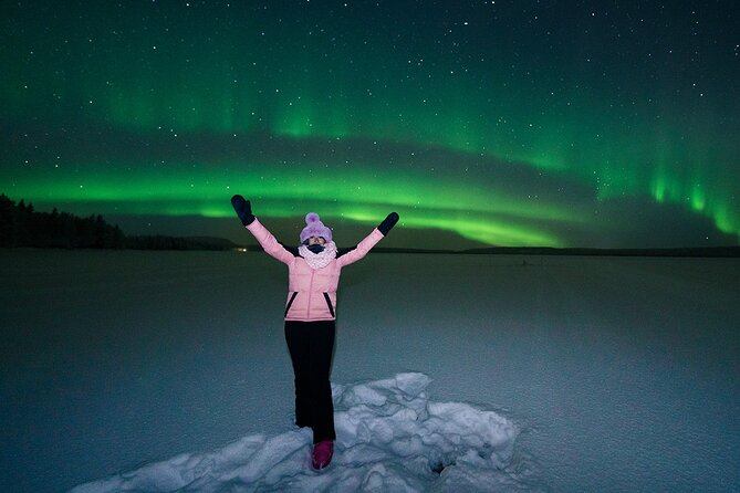 Rovaniemi: Aurora Hunt with Photograph & money back guarantee - Waiting outside and seeing the lights