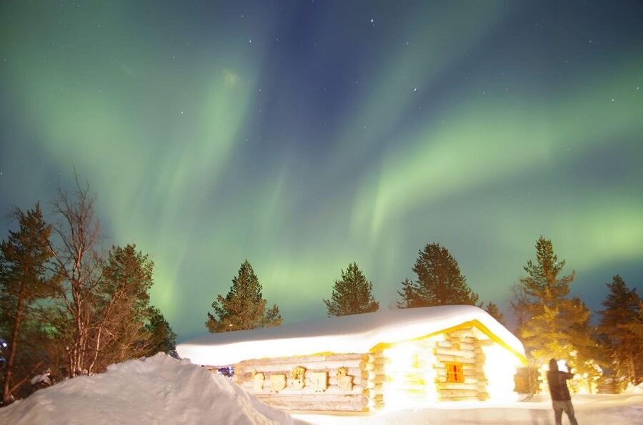 Rovaniemi: Aurora Hunting Tour with Photography by Van - The barbecue beside the fire