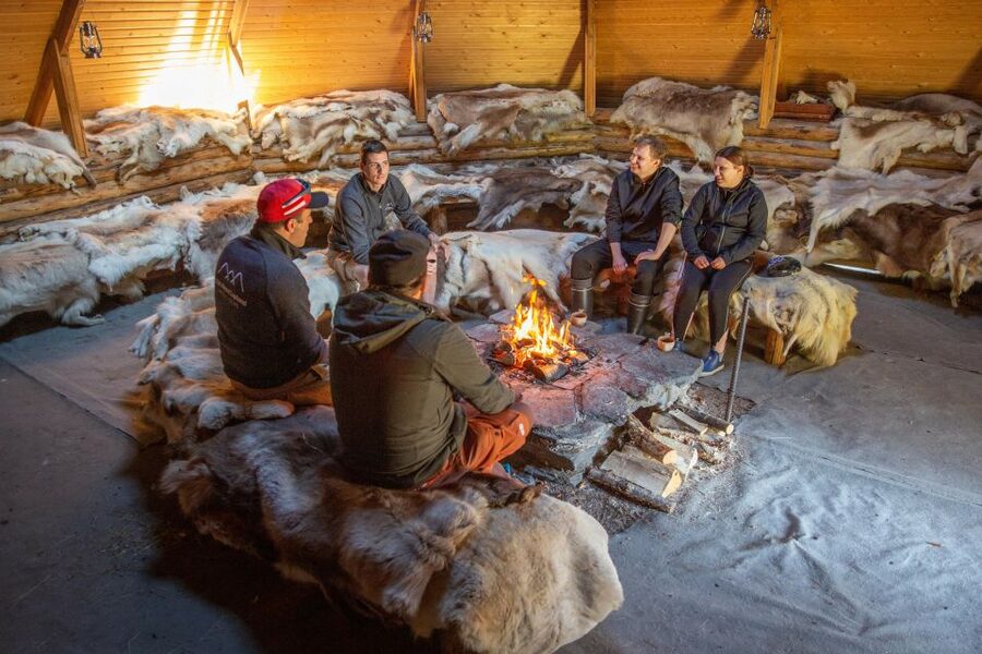 Rovaniemi: Authentic Reindeer Farm & Canoeing - Learning to canoe on a calm Arctic lake