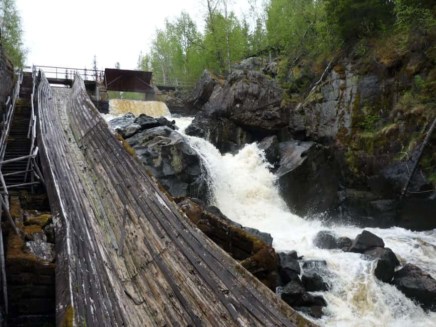 Rovaniemi: Auttiköngäs Waterfalls Hike Tour & Barbeque - Autumn colors or winter snow