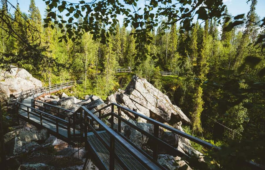 Rovaniemi: Auttiköngäs Waterfalls Hike Tour & Barbeque - A fireside barbecue with grilled sausages
