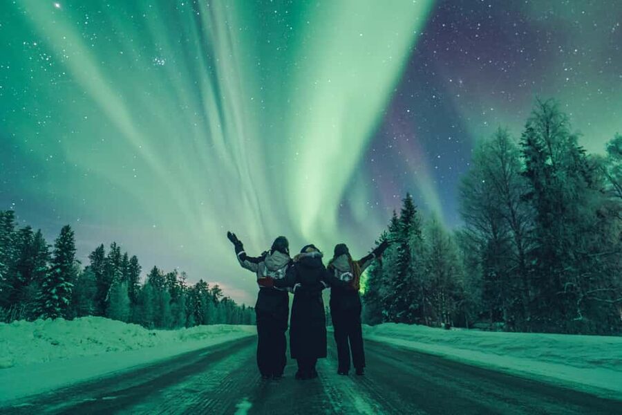 Rovaniemi: Discover the Northern Lights Photography Tour - From Rovaniemi hotel pickup to the first secret stop