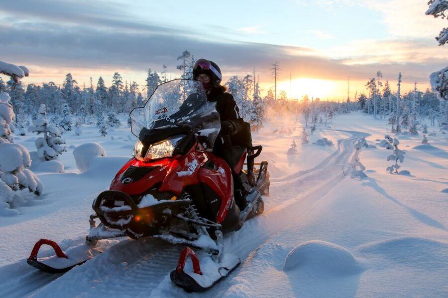 Rovaniemi: Full-Day Snowmobile Safari into the Wilderness - A campfire lunch in a Lappish kota