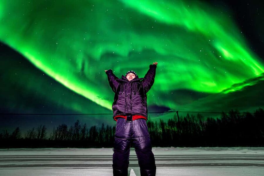 Rovaniemi: Guaranteed Northern Lights Tour with Photos - Waiting beside a lake, forest, or campfire