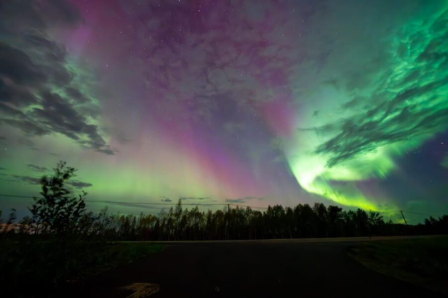Rovaniemi: Guaranteed Ultimate Aurora Hunt with Photographer - Eight hours of reading clouds and solar activity