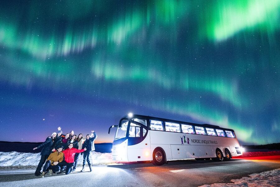 Rovaniemi: Hunting Northern Lights Bus Tour - Hot blueberry juice and staying warm