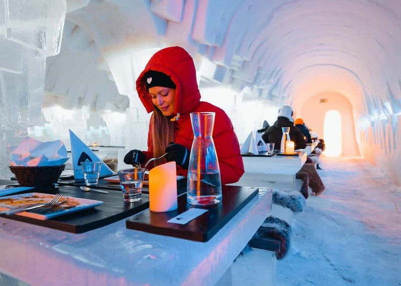 Rovaniemi: Ice Restaurant Dinner with Snow Sauna & jacuzzi - Ordering a drink at the ice bar