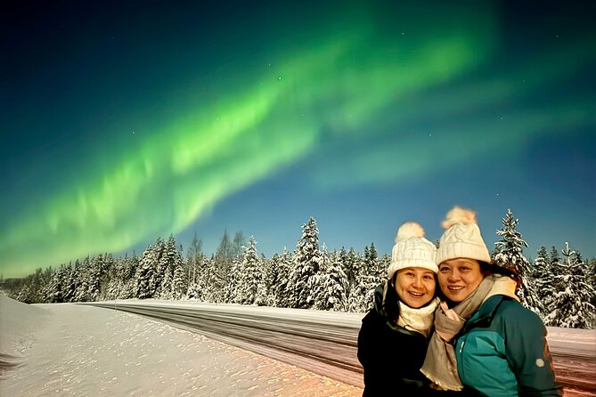 Rovaniemi: Northern Lights Group Tour - Guaranteed View - The difference between a minivan and a 48-person bus