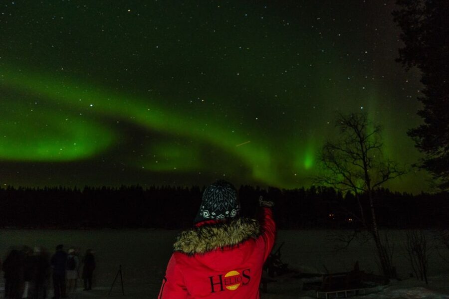 Rovaniemi: Northern Lights Hunting in Lappish old cottage - Warming up inside the old Lapland cottage