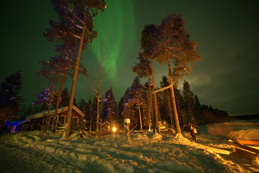 Rovaniemi: Northern Lights Hunting in Lappish old cottage - Photography help and the included digital image