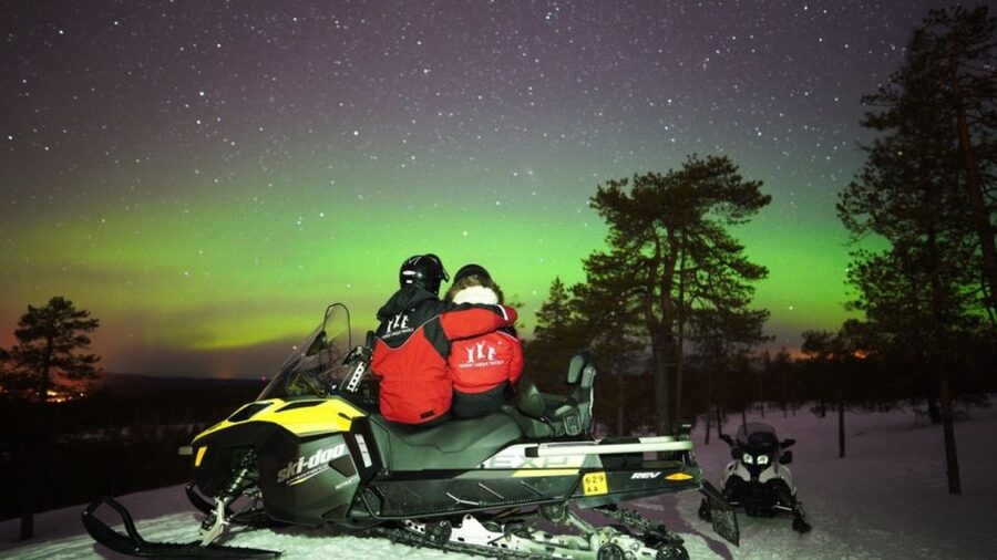 Rovaniemi: Northern Lights Snowmobile Hunt - Getting dressed for a Finnish winter night