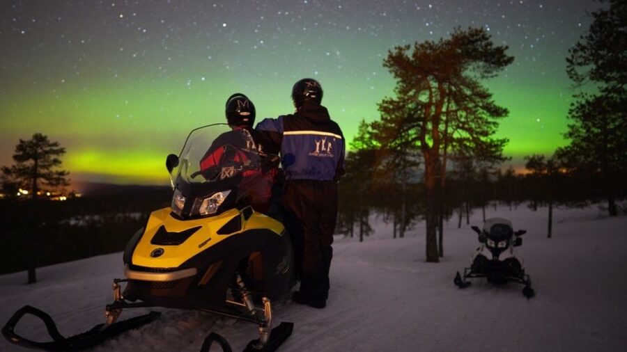 Rovaniemi: Northern Lights Snowmobile Hunt - The snowmobile ride and shared driving