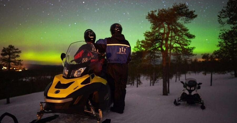 Rovaniemi: Northern Lights Snowmobile Hunt - Meeting in central Rovaniemi