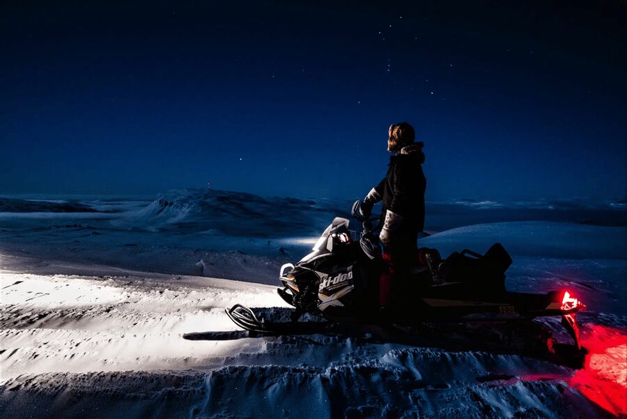 Rovaniemi: Northern Lights Snowmobile Safari with Campfire - Riding through forest and across the frozen river