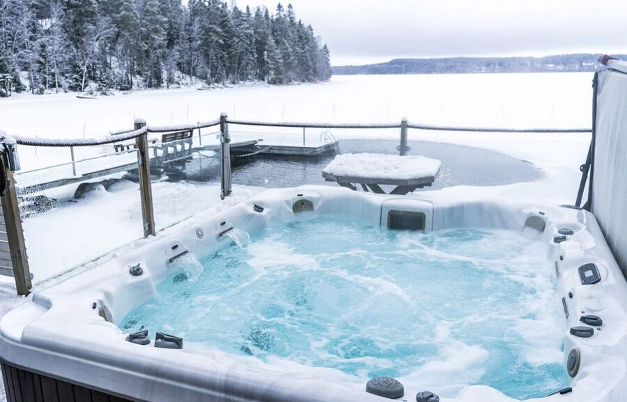 Rovaniemi: Northern Lights Trip with Arctic Sauna & Jacuzzi - Jacuzzi time under the Northern Lights