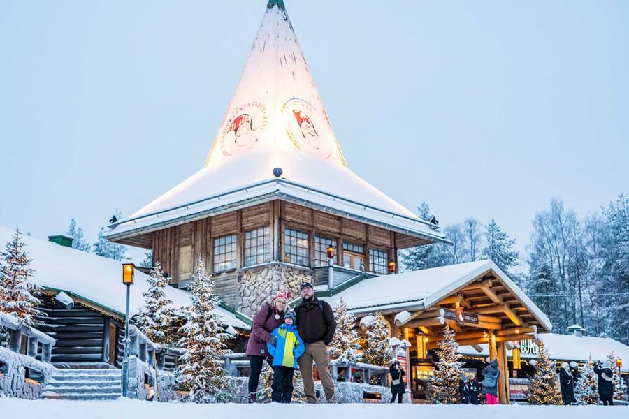 Rovaniemi: Private Pro Photoshoot in Santa Claus Village - Key points at a glance