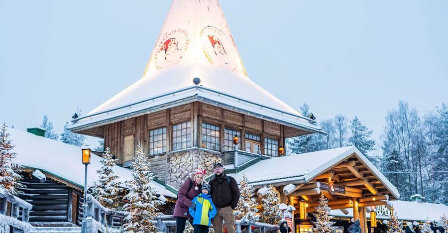 Rovaniemi: Private Pro Photoshoot in Santa Claus Village - One hour inside Santa Claus Village