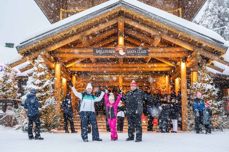 Rovaniemi: Private Pro Photoshoot in Santa Claus Village - Cold weather and the equipment issue