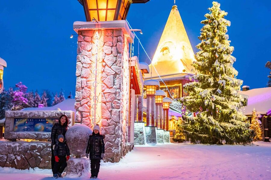 Rovaniemi: Private Pro Photoshoot in Santa Claus Village - Booking flexibility and practical details